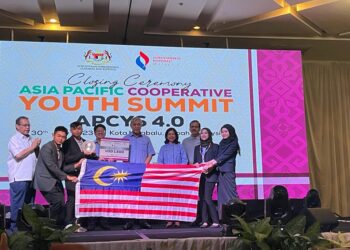 AHMAD Zahid Hamidi  menyampaikan anugerah kepada pasukan belia Malaysia pada Kemuncak Koperasi Belia Asia Pasifik, di Kota Kinabalu, Sabah, hari ini.