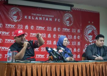 NORIZAM Tukiman (kiri) dalam sidang akhbar bersama peguamnya di Kuala Lumpur hari ini. - UTUSAN/AMIR KHALID
