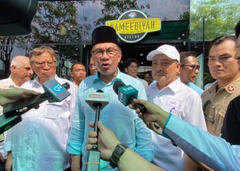 ANWAR Ibrahim bercakap kepada pemberita selepas minum pagi di sebuah bistro di Ampang Jaya, Selangor.
