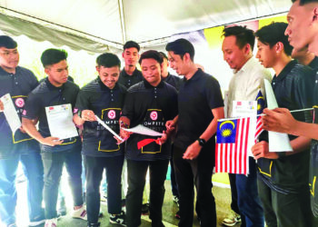 ADAM Adli Abd. Halim (empat dari kanan) beramah mesra bersama peserta-peserta pada Majlis Perasmian Pelepasan Malaysia-China Youth TVET Training 2023 di Seremban semalam.