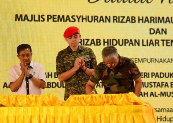 AL-SULTAN Abdullah Ri'ayatuddin Al-Mustafa Billah Shah (kanan) menandatangani plak Pemasyhuran Rizab Harimau Diraja Al-Sultan Abdullah dan Rizab Hidupan Liar Tengku Hassanal bertempat di Pusat Biodiversiti Lanchang di Temerloh, Pahang. - FOTO/SHAIKH AHMAD RAZIF