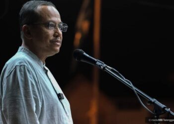AHMAD Samsuri Mokhtar menyampaikan ceramah pada majlis ceramah mega pengenalan calon PRK Parlimen Kuala Terengganu dan PRN di Kuala Ibai, Kuala Terengganu, malam tadi.