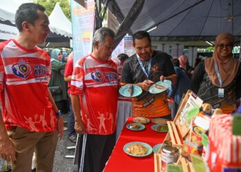 AHMAD Said (dua kiri) diberi penerangan ketika melawat sebuah gerai pameran selepas Program Madani Afiat & One Hour Malaysia Clean Up Peringkat Negeri Terengganu 2023 di Program Perumahan Rakyat Padang Hiliran, Kuala Terengganu, hari ini. - UTUSAN/PUQTRA HAIRRY ROSLI