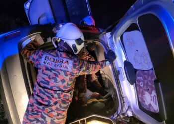 KEADAAN kereta Perodua Alza yang terbabas dan mengorbankan pemandunya yang terkena serangan jantung di Jalan Sawah Ring menghala Bukit Gambir, Tangkak, Johor, pagi tadi.