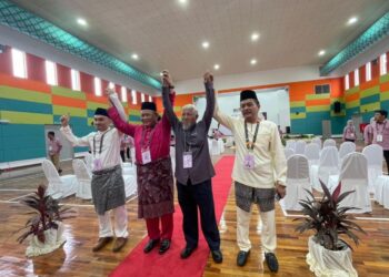 AMINUDDIN Harun (dua dari kiri) dicabar tiga calon lain Ahmad Raihan Muhamad Hilal (kiri), Bujang Abu (dua dari kanan) dan Mohammed Hafiz (kanan) di Pusat Penamaan Calon DUN Sikamat di Dewan Coral Heights, Sikamat, Seremban. - UTUSAN/NOR SHAFAWATI YUP