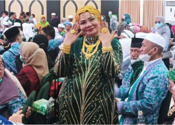 SUARNATI Daeng Kanang menunjukkan barang kemas yang dibelinya ketika menunaikan ibadah haji di tanah suci. - AGENSI