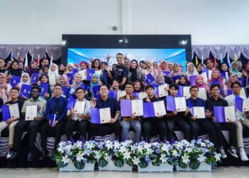 MOHD. Shuhaily Mohd. Nor bergambar bersama anak-anak polis kontinjen Kuala Lumpur yang cemerlang SPM 2022 pada Majlis Anak-Anak Cemerlang SPM 2022, di Ibu Pejabat Polis Kuala Lumpur, di sini hari ini.-UTUSAN/SHIDDIEQIIN ZON