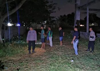 ANGGOTA polis berkawal bersama penduduk kampung berikutan penampakan pocong di Lasem, Jawa tengah. - AGENSI