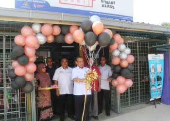 ABDUL FATTAH Abdullah (tengah) memotong riben bagi merasmikan CoopKlass D'Mart Koperasi SMK Kuala Lanar di Lipis, Pahang. - UTUSAN/ SALEHUDIN MAT RASAD