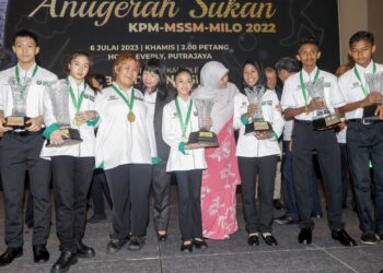FADHLINA Sidek beramah mesra bersama penerima anugerah pada Majlis Anugerah Sukan KPM-MSSM-Milo 2022 di Putrajaya. - UTUSAN/FAISOL MUSTAFA