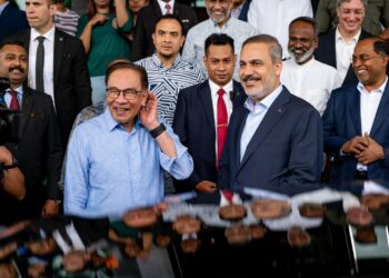 ANWAR Ibrahim menerima kunjungan hormat Hakan Fidan di Pulau Pinang. - FB ANWAR IBRAHIM