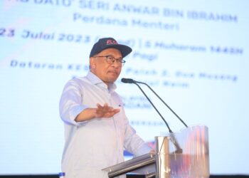 ANWAR Ibrahim semasa berucap pada program Sentuhan Kasih Desa Kelantan di Dataran Lembaga Kemajuan Kelantan Selatan (Kesedar) Paloh 2, Gua Musang, Kelantan. - UTUSAN/KAMARUL BISMI KAMARUZAMAN