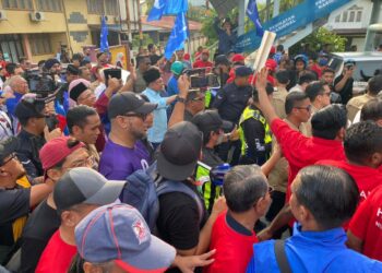 ANWAR Ibrahim bersama beberapa pimpinan parti Kerajaan Perpaduan tiba di SMK Sungai Pusu, Gombak, Selangor.