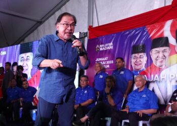 ANWAR Ibrahim ketika berucap dalam program Jelajah Perpaduan Madani dan Pelancaran Jentera Perpaduan Selangor di Bangi, Selangor. - UTUSAN/AMIR KHALID