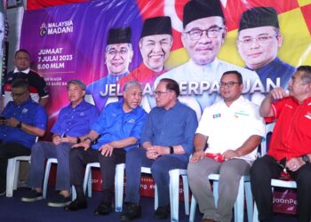 ANWAR Ibrahim dan Ahmad Zahid Hamidi menghadiri program Jelajah Perpaduan Madani dan Pelancaran Jentera Perpaduan Selangor yang berlangsung di Laman Niaga Bandar Baru Bangi.- UTUSAN/AMIR KHALID