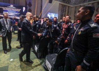 ARMIZAN Mohd. Ali bersalaman dengan anggota SMART selepas Majlis Penganugerahan Pingat Misi Bantuan Kemanusiaan dan Bencana Turkiye 2023 di Putrajaya. - UTUSAN/FAISOL MUSTAFA