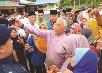RAKYAT teruja berswafoto bersama Al-Sultan Abdullah Ri’ayatuddin Al-Mustafa Billah Shah.