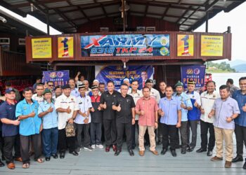 ADLY Zahari (hadapan, lima dari kanan) bergambar bersama veteran ATM di Pengkalan Gawi, Tasik Kenyir, Hulu Terengganu, hari ini. - UTUSAN/PUQTRA HAIRRY ROSLI