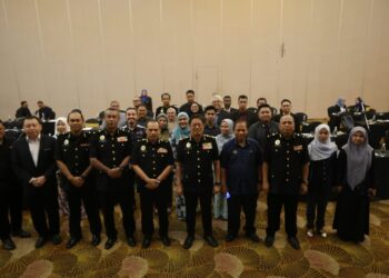 AZAM Baki (barisan hadapan, tengah) bergambar bersama pengamal media pada program Cakna Rasuah Bersama Media peringkat Zon Timur, di Kuala Nerus, semalam.