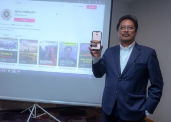 AZAM Baki melancarkan akaun rasmi TikTok SPRM pada program pemantapan rakan strategik media SPRM di Putrajaya. - UTUSAN/FAISOL MUSTAFA