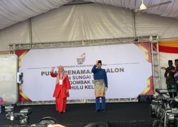 AZMIN Ali (kanan) dan Juwairiya Zulkifli  sah bertanding DUN Hulu Kelang padan PRN Selangor.