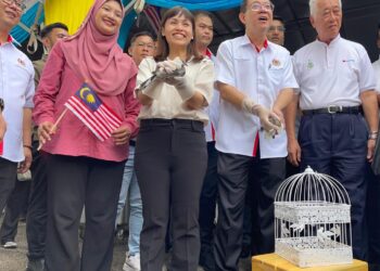 TEO Nie Ching (tengah) melepaskan burung merpati sebagai simbolik pelancaran Program Merdeka@Komuniti Parlimen Bagan, Pulau Pinang hari ini. - Pix: SITI NUR MAS ERAH AMRAN