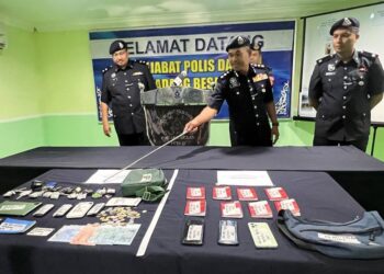 MOHD. Shokri Abdullah (dua dari kanan) menunjukkan antara barang rampasan menerusi penahanan suspek yang dipercayai terlibat dengan sindiket dikenali sebagai Bang Sun dan Along Lubuk sewaktu sidang media di Ibu Pejabat Polis Daerah (IPD) Padang Besar, Perlis hari ini. -UTUSAN/ASYRAF MUHAMMAD