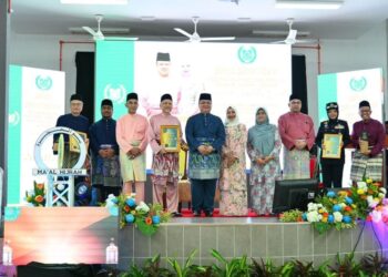 TUANKU Syed Faizuddin Putra Jamalullail (lima dari dari kiri) berkenan merakamkan gambar bersama penerima anugerah sewaktu Majlis Maal Hijrah Peringkat Negeri Perlis 2023 di Sekolah Menengah Sains Tuanku Syed Putra, Kangar, Perlis hari ini.- UTUSAN