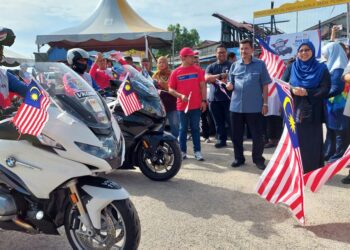 FUZIAH Salleh (tiga dari kanan) ketika pelepasan Kembara Merdeka Jalur Gemilang 2023 yang diadakan sempena Program Jualan Rahmah Bergerak di pekarangan Masjid Al-Hidayah, Kuala Muda, Penaga, Pulau Pinang hari ini.