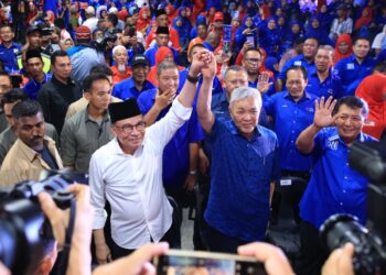 AHMAD ZAHID Hamidi bersama Anwar Ibrahim pada Majlis Jelajah Madani dan Pelancaran Jentera pilihan raya negeri (PRN) BN dan PH peringkat Kelantan di Pusat Transformasi Ilmu, Bukit Tiu, Machang malam ini. - KAMARUL BISMI KAMARUZAMAN