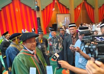 AHMAD Samsuri Mokhtar (kiri) menjawab soalan wartawan selepas merasmikan Majlis Graduasi & Anugerah Hafazan Sekolah-Sekolah Menengah Imtiaz Yayasan Terengganu di Kuala Terengganu, hari ini. - UTUSAN/KAMALIZA KAMARUDDIN