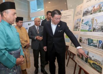 NGA Kor Ming melihat pameran Perancangan dan Pembangunan Bandar Diraja di Putrajaya. - UTUSAN/FAISOL MUSTAFA