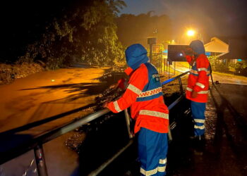 ANGGOTA APM membuat pemantauan di sungai sekitar di daerah Yan untuk melihat keadaan semasa ekoran banjir kilat malam tadi.