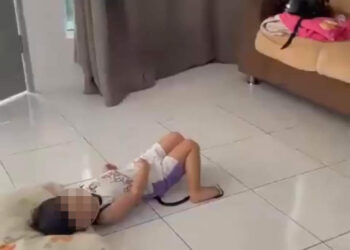 RAKAMAN video kanak-kanak yang baring di atas seekor ular tedung yang tular dalam media sosial. - UTUSAN/MEDIA SOSIAL