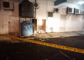 LOKASI mayat bayi dibalut baju kemeja ditemukan di kawasan Fajar, Lahad Datu, Sabah. - IHSAN PDRM