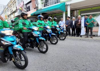 EBI AZLY Abdullah (kanan) bersama Ahmad Zakiyuddin Abdul Rahman (tiga dari kanan) melepaskan konvoi penghantar makanan Grab sebagai tanda gimik pelancaran Rakan Grab ZPP di Bandar Perda, Bukit Mertajam, Pulau Pinang semalam.
