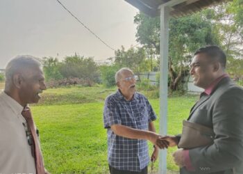 NAGESWARAN Ravi (kanan) ketika menyantuni penganut Kristian di Gereja Methodist Tamil, Sungai Pelek di Sepang. - UTUSAN/AMREE AHMAD