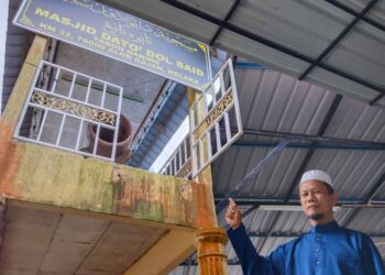 ABU Zaki Mohayat menunjukkan beduk yang terdapat di Masjid Datuk Dol Said, Taboh Naning, Melaka sudah tidak digunakan lagi sejak tahun 1970. – UTUSAN/MUHAMMAD SHAHIZAM TAZALI