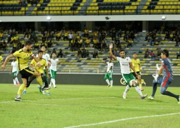 PEMAIN Perak FC, Luciano Guaycochea (kiri) melakukan percubaan ke gawang Kelantan United FC dalam perlawanan Liga Super di Stadium Perak. - UTUSAN/MUHAMAD NAZREEN SYAH MUSTHAFA