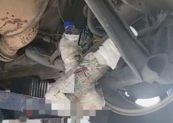 OBJEK berbungkus yang disyaki bom di bahagian tayar kereta milik Siti Kassim.