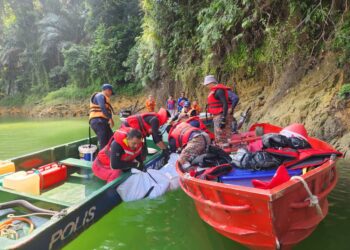 ANGGOTA bomba mengangkat mayat Mohd. Faisal Draman yang lemas setelah terjatuh di Tasik Kenyir, Hulu Terengganu, petang tadi.