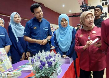 NANCY Shukri ketika meninjau gerai pameran sempena Program Jerawara Kasih KPWKM @Advokasi Antigangguan Seksual di Kepala Batas, Pulau Pinang hari ini.