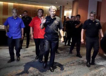 MOHAMAD Hasan selepas mengadakan mesyuarat secara tertutup dengan pimpinan UMNO Pulau Pinang sebagai persediaan untuk menghadapi PRN di Bayan Baru, Pulau Pinang hari ini. - Pic: IQBAL HAMDAN