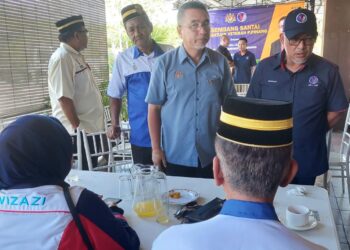 ADLY Zahari (tiga dari kiri) ketika menghadiri Program Veteran ATM peringkat negeri Pulau Pinang di Kepala Batas, Pulau Pinang hari ini.