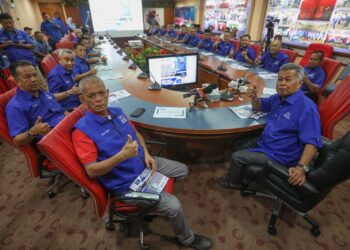 AHMAD Said (depan, kanan) mempengerusikan mesyuarat bersama bakal calon BN dalam PRN di Kuala Terengganu, semalam. - UTUSAN/PUQTRA HAIRRY ROSLI