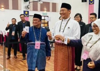 TIGA calon DUN Paya Jaras, Khairuddin Othman (tengah); Dr. Ab. Halim Tamuri (kanan) Nurhaslinda Basri menunjukkan nombor calon masing-masing selepas selesai proses penamaan calon hari ini.