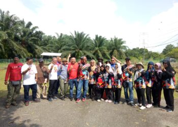 LWI Kian Keong (tujuh dari kiri) bergambar dengan peserta program di Tanah Perkuburan Islam Kampung Lembah Paya di Sepang. - UTUSAN/AMREE AHMAD
