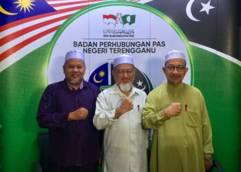 ALIAS Razak (tengah) bergambar selepas sidang akhbar khas di Pejabat Badan Perhubungan Pas Negeri Terengganu di Kuala Terengganu, hari ini. - UTUSAN/TENGKU DANISH BAHRI TENGKU YUSOFF