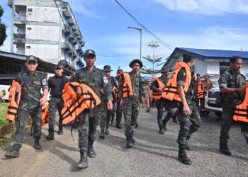 SEBAHAGIAN anggota pasukan penyelamat bersiap sedia untuk memulakan operasi mencari mangsa tragedi kepala air di Jeram Mawar, Air Putih, Kemaman, hari ini. - UTUSAN/PUQTRA HAIRRY ROSLI