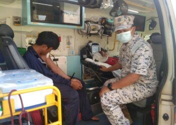 SHAKIR Zufayri Azizul Rahman (kiri) cedera ditetak dengan parang oleh seorang nelayan warga Vietnam di perairan Kuala Terengganu, Terengganu, hari ini.